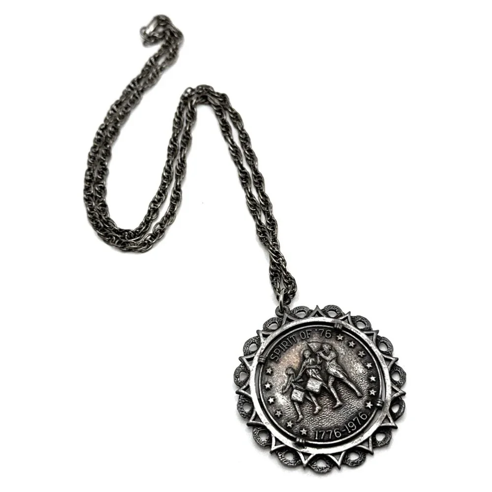 Vintage 1976 Bicentennial Coin Commemorative Pendant Necklace Spirit of '76 24